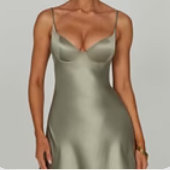 Flowy dress only worn for a couple hrs. Like new. I’m 5’1 and comes mid thigh. - Picture 1 of 2